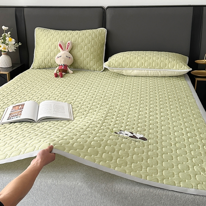 91家纺网 家纺一手货源 找家纺 爱洛家纺 2025新款凉感丝羽丝棉床垫 熊猫-豆沙绿