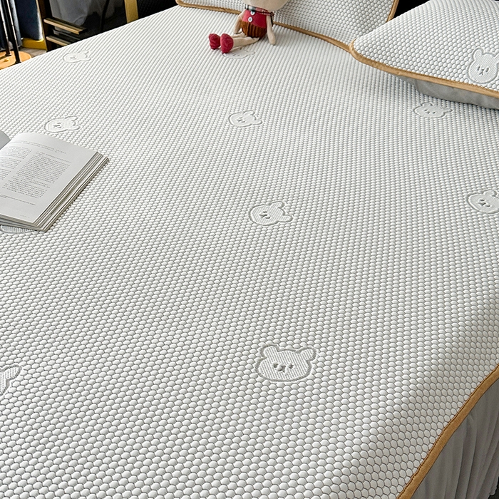 91家纺网 家纺一手货源 找家纺 爱洛家纺 2025新款凉感丝豆豆四件套床裙席 浅灰~小熊