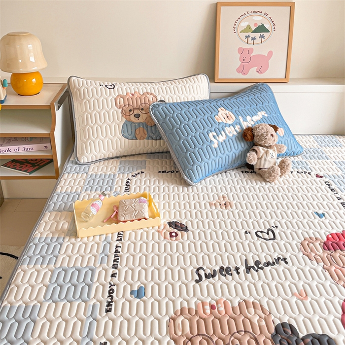 91家纺网 家纺一手货源 找家纺 布卢姆床垫 2025新款A类大版数码凉感丝乳胶凉席 咖啡熊-蓝