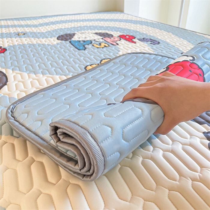 91家纺网 家纺一手货源 找家纺 布卢姆床垫 2025新款A类大版数码凉感丝乳胶凉席 草莓小狗