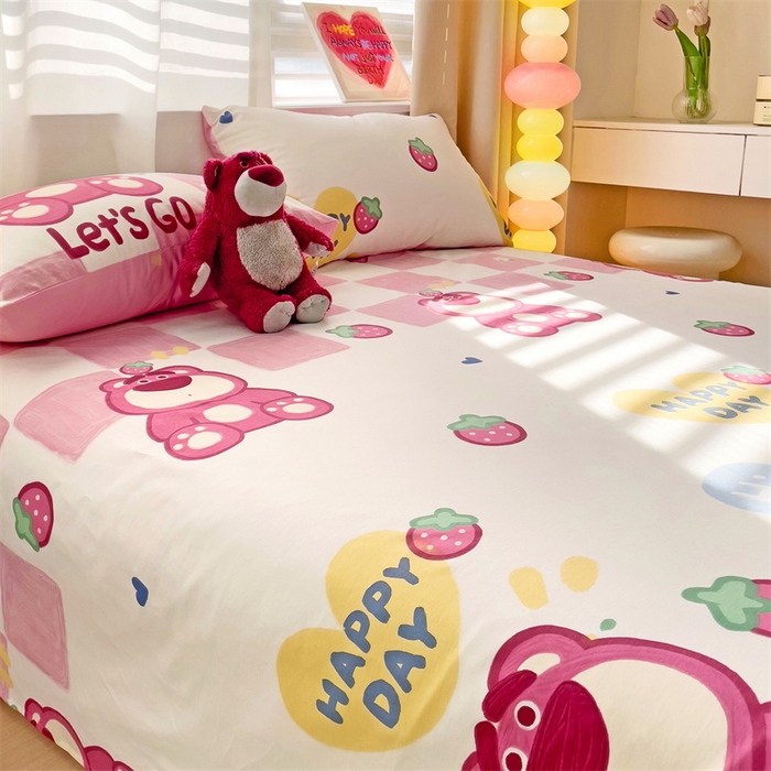 91家纺网 家纺一手货源 找家纺 名兮家居 2025新款全棉纯棉经典小版奥特曼三丽鸥床单【含防伪标】 宝宝草莓熊