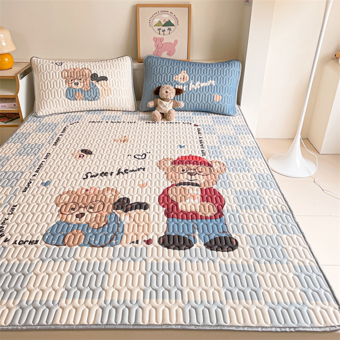 91家纺网 家纺一手货源 找家纺 布卢姆床垫 2025新款A类大版数码凉感丝乳胶凉席 咖啡熊-蓝