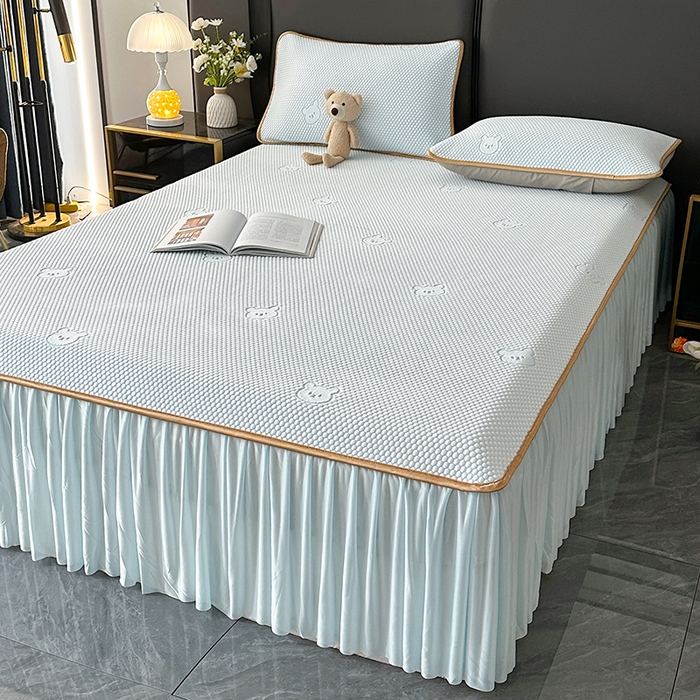 91家纺网 家纺一手货源 找家纺 爱洛家纺 2025新款凉感丝豆豆床裙席 浅天蓝小熊