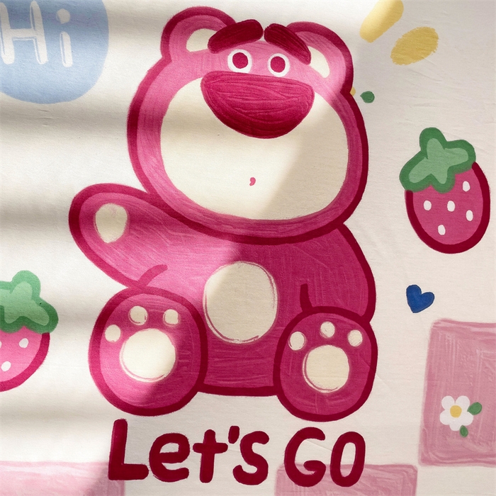 91家纺网 家纺一手货源 找家纺 名兮家居 2025新款全棉纯棉经典小版奥特曼三丽鸥床单【含防伪标】 宝宝草莓熊