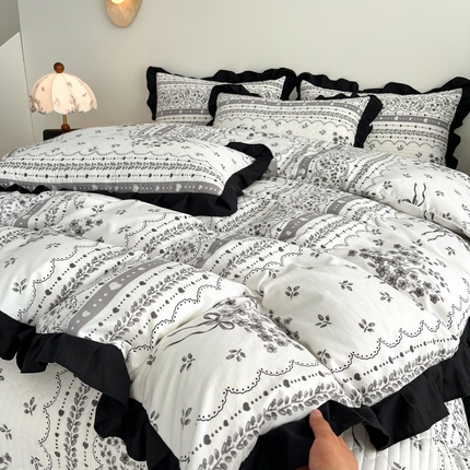 91家纺网 家纺一手货源 找家纺 （总）亿品家纺 2025新款亲肤舒适黑花边床盖四件套
