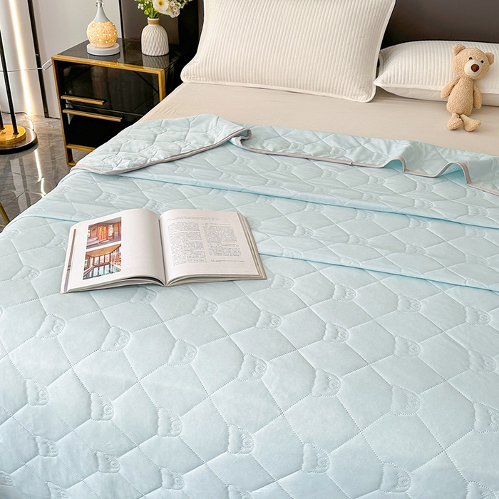 91家纺网 家纺一手货源 找家纺 爱洛家纺 2025新款A类凉感丝夏被被子被芯 浅天蓝