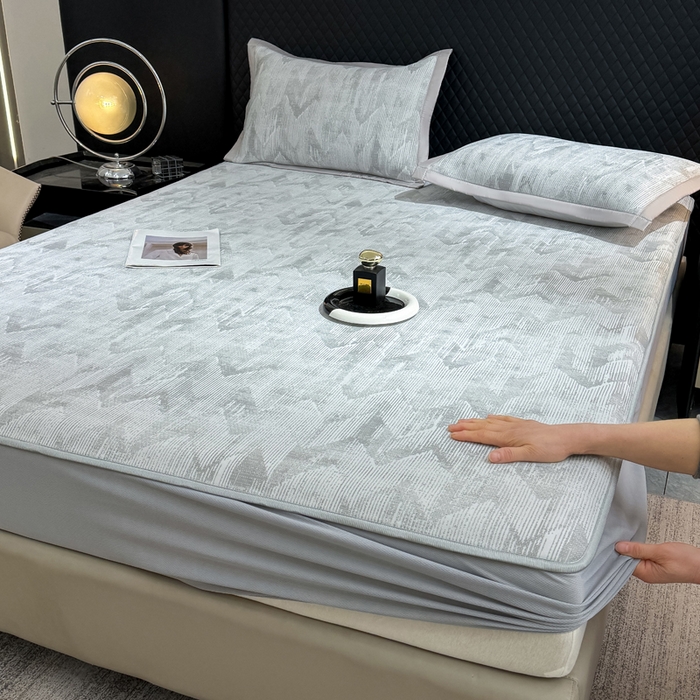 91家纺网 家纺一手货源 找家纺 999家纺 2025新款高端轻奢PE中分子凉感大提花凉席软席 山溪-灰（床笠款）