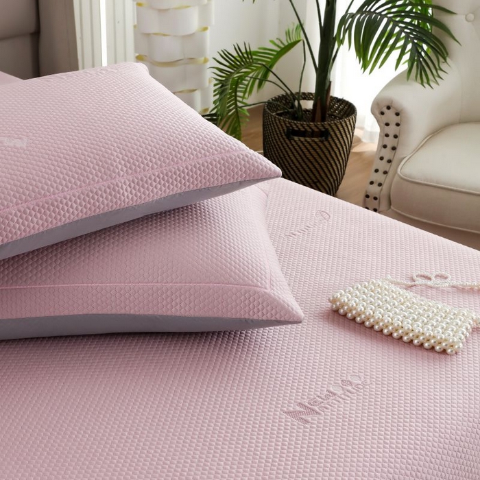 91家纺网 家纺一手货源 找家纺 新月家纺（锦威郎） 2025新款凉豆豆亲肤英文床裙 粉色