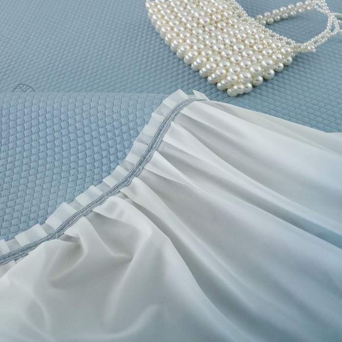 91家纺网 家纺一手货源 找家纺 新月家纺（锦威郎） 2025新款凉豆豆亲肤英文床裙 蓝色