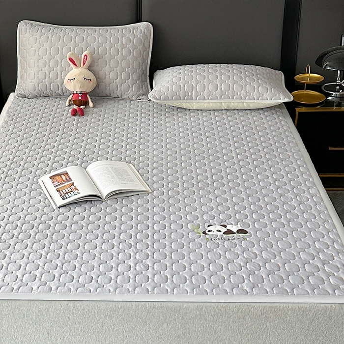 91家纺网 家纺一手货源 找家纺 爱洛家纺 2025新款凉感丝羽丝棉床垫 熊猫-浅灰