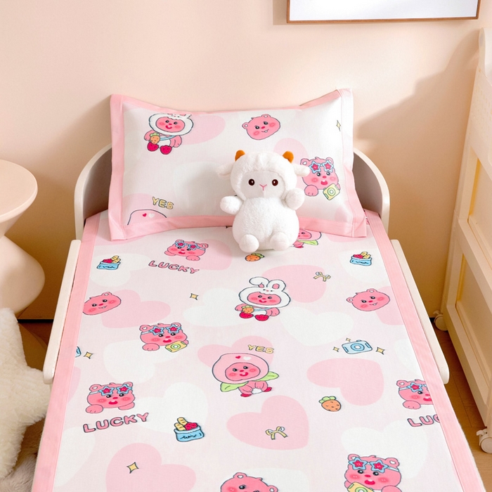 91家纺网 家纺一手货源 找家纺 宝贝优选 2025新款宝贝优选儿童7A抗菌高密绣花冰丝席 粉粉小熊