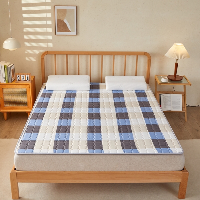 91家纺网 家纺一手货源 找家纺 迪乐妮 2025新款双面可用抑菌冰丝床褥爬爬垫-大床图 蓝大格