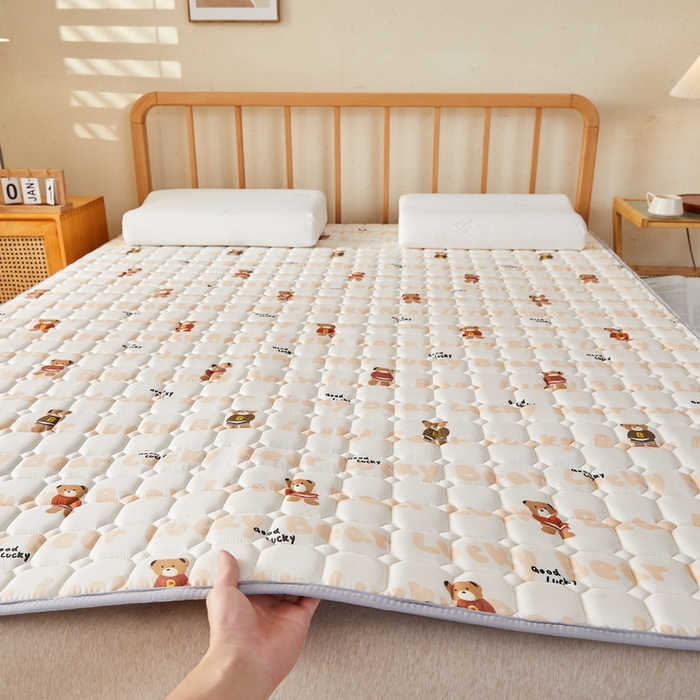 91家纺网 家纺一手货源 找家纺 迪乐妮 2025新款双面可用抑菌冰丝床褥爬爬垫-大床图 耍酷熊