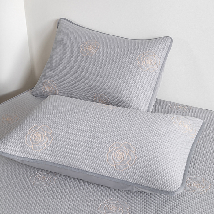 91家纺网 家纺一手货源 找家纺 2025新款山茶花系列冰豆豆凉席 山茶花床笠款-浅灰