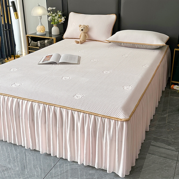 91家纺网 家纺一手货源 找家纺 爱洛家纺 2025新款凉感丝豆豆床裙席 粉玉~小熊