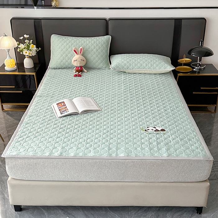 91家纺网 家纺一手货源 找家纺 爱洛家纺 2025新款凉感丝羽丝棉床垫 熊猫-浅天蓝