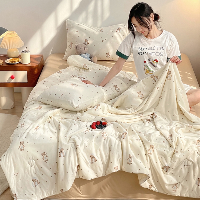 91家纺网 家纺一手货源 找家纺 简爱 2025新款A类针织棉大豆纤维夏被 抱抱熊