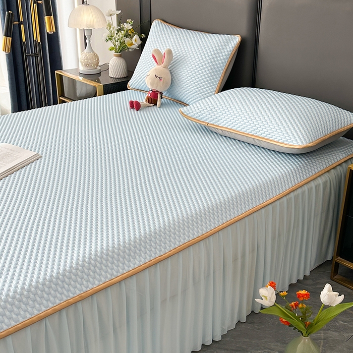 91家纺网 家纺一手货源 找家纺 爱洛家纺 2025新款凉感丝豆豆床裙席 浅天蓝~豆豆