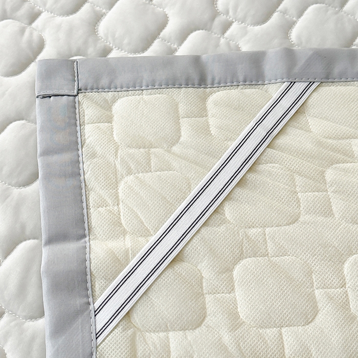 91家纺网 家纺一手货源 找家纺 爱洛家纺 2025新款凉感丝羽丝棉床垫 熊猫-奶白