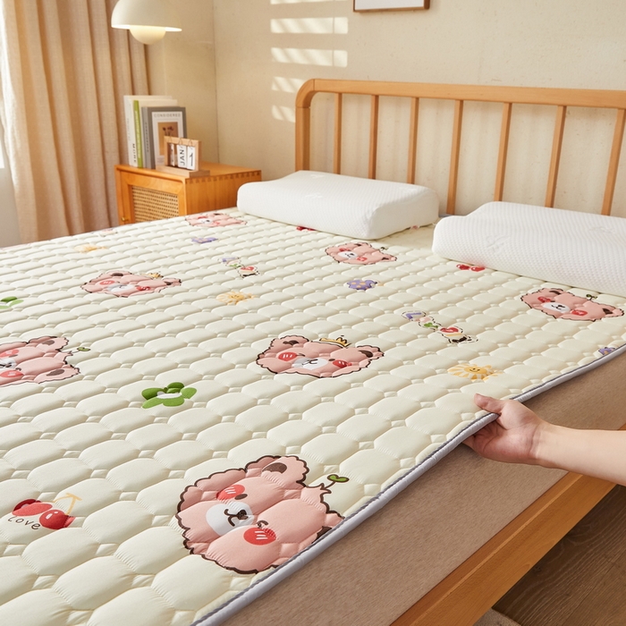 91家纺网 家纺一手货源 找家纺 迪乐妮 2025新款双面可用抑菌冰丝床褥爬爬垫-大床图 米熊