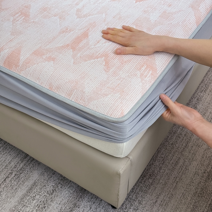 91家纺网 家纺一手货源 找家纺 小萌虎 小萌虎 2025新款PE高分子乙纶提花凉感凉席床席款床笠款 山溪-粉（床笠款）