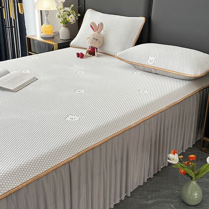 91家纺网 家纺一手货源 找家纺 爱洛家纺 2025新款凉感丝豆豆四件套床裙席 浅灰~小熊