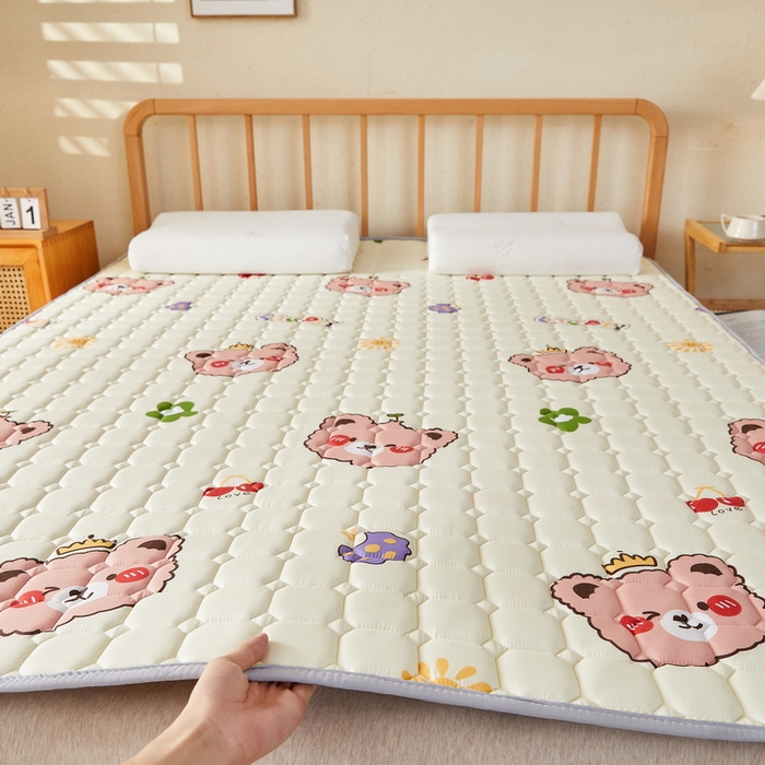 91家纺网 家纺一手货源 找家纺 迪乐妮 2025新款双面可用抑菌冰丝床褥爬爬垫-大床图 米熊