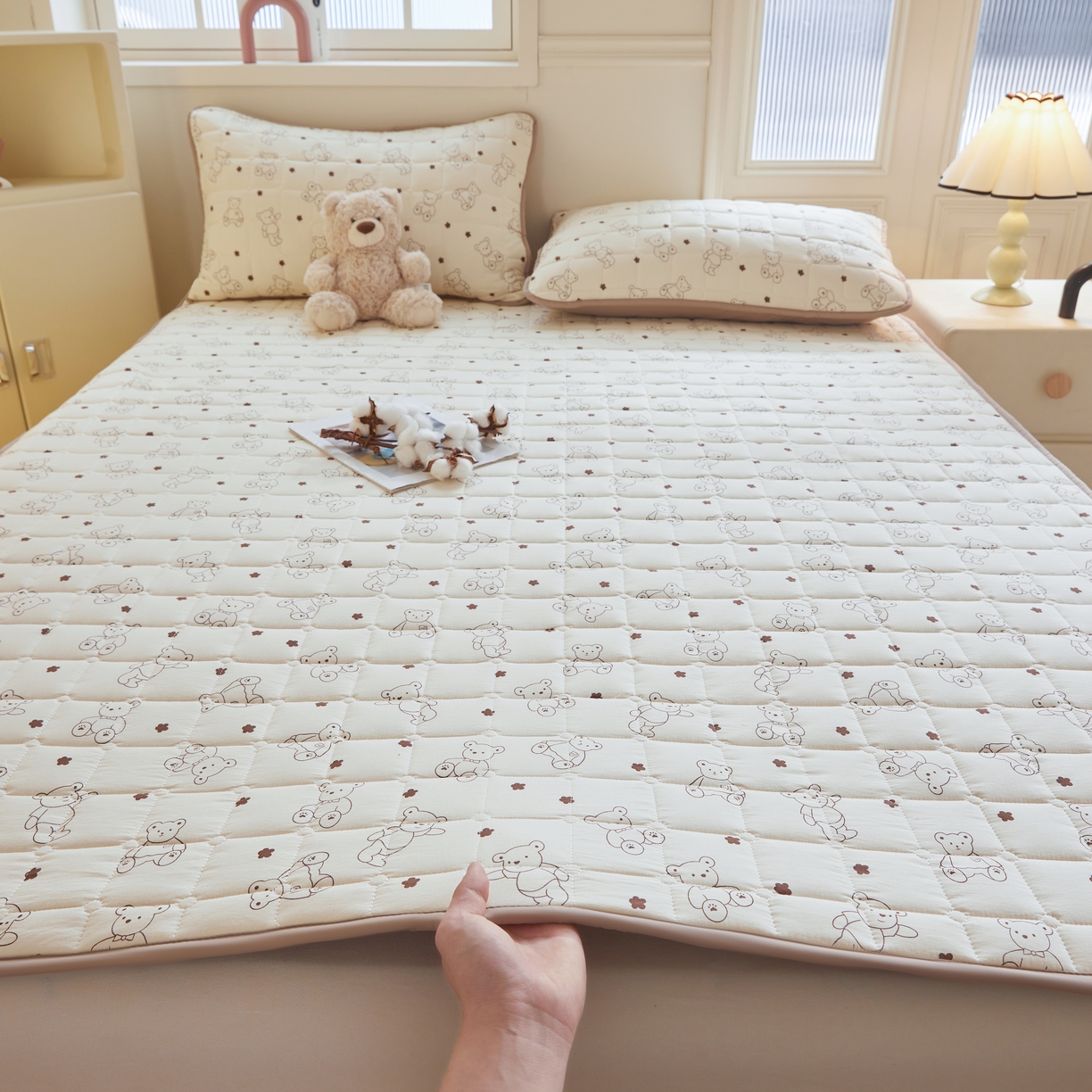 91家纺网 家纺一手货源 找家纺 魅图家纺 2025新款A类云朵棉抗菌棉花床护垫 小熊院长