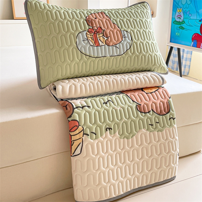 91家纺网 家纺一手货源 找家纺 布卢姆床垫 2025新款A类大版数码凉感丝乳胶凉席 好运每天