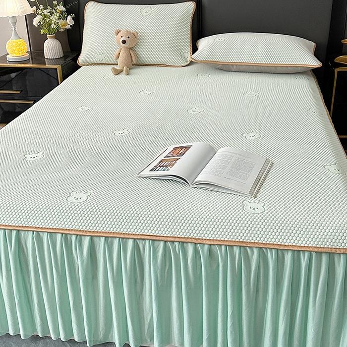 91家纺网 家纺一手货源 找家纺 爱洛家纺 2025新款凉感丝豆豆床裙席 水绿小熊