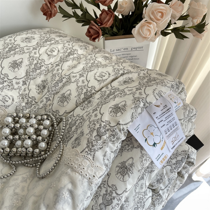 91家纺网 家纺一手货源 找家纺 奈萝家纺 奈萝2025新款全棉13372法式花边纯棉夏被春秋被 浅黛灰