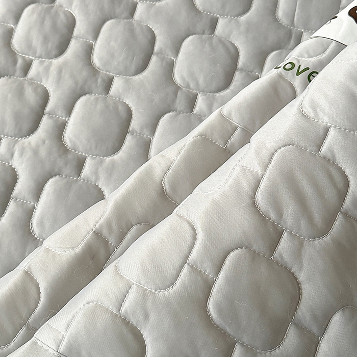 91家纺网 家纺一手货源 找家纺 爱洛家纺 2025新款凉感丝羽丝棉床垫 熊猫-浅灰