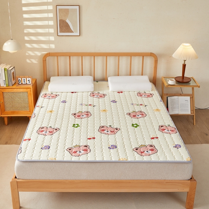 91家纺网 家纺一手货源 找家纺 迪乐妮 2025新款双面可用抑菌冰丝床褥爬爬垫-大床图 米熊