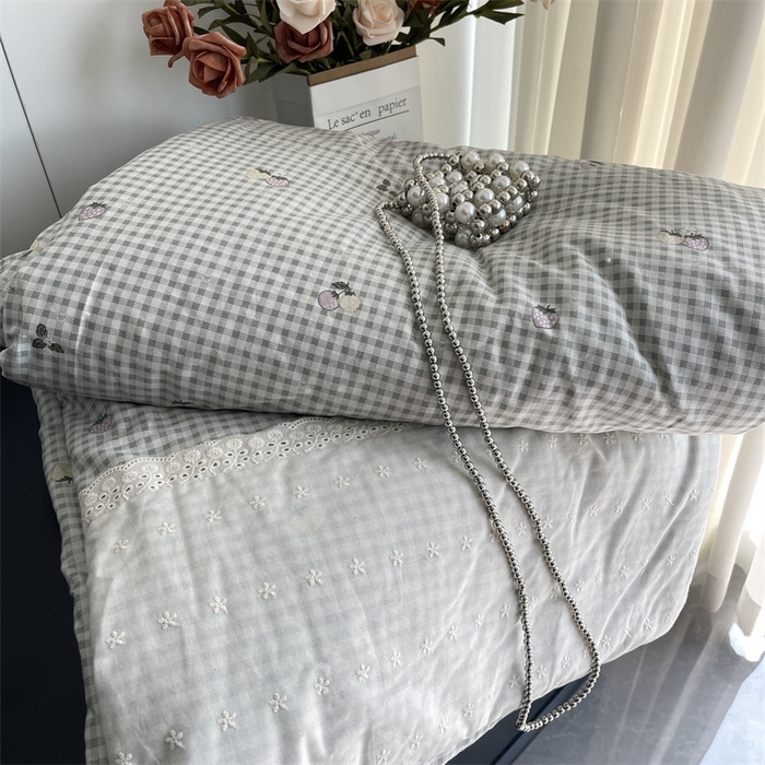 91家纺网 家纺一手货源 找家纺 奈萝家纺 奈萝2025新款全棉13372法式花边纯棉夏被春秋被 格子草莓