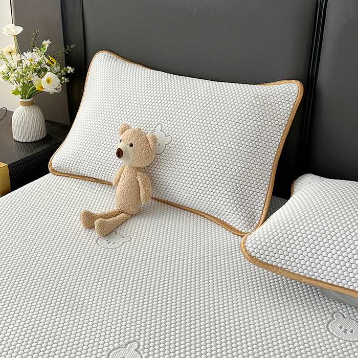 91家纺网 家纺一手货源 找家纺 爱洛家纺 2025新款凉感丝豆豆四件套床裙席 浅灰~小熊