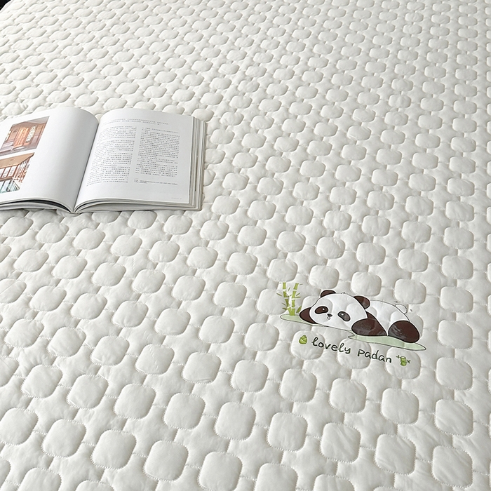 91家纺网 家纺一手货源 找家纺 爱洛家纺 2025新款凉感丝羽丝棉床垫 熊猫-奶白