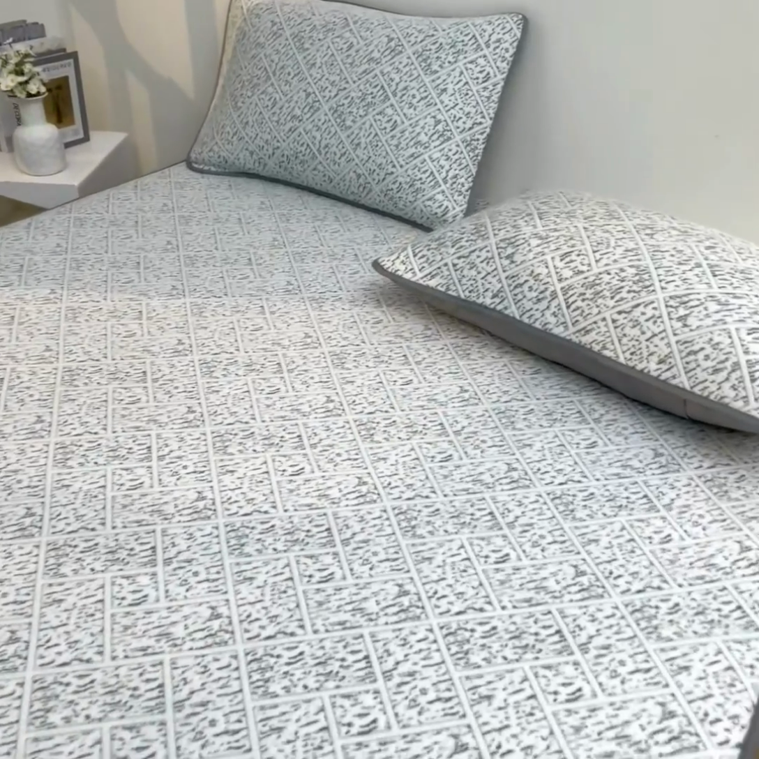 91家纺网 家纺一手货源 找家纺 鑫姿席业 2025新款A类凉感冰豆豆席 雅致床笠款-冰深蓝