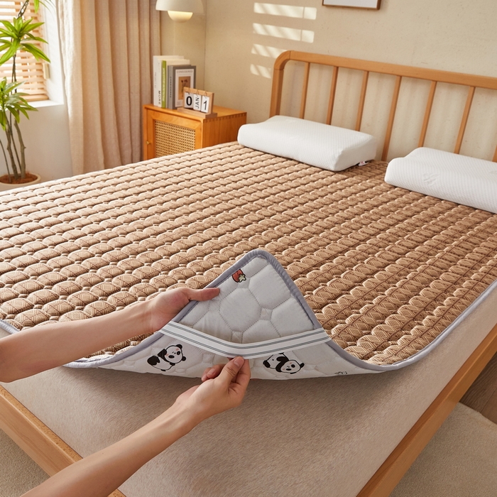 91家纺网 家纺一手货源 找家纺 迪乐妮 2025新款双面可用抑菌冰丝床褥爬爬垫-大床图 熊猫