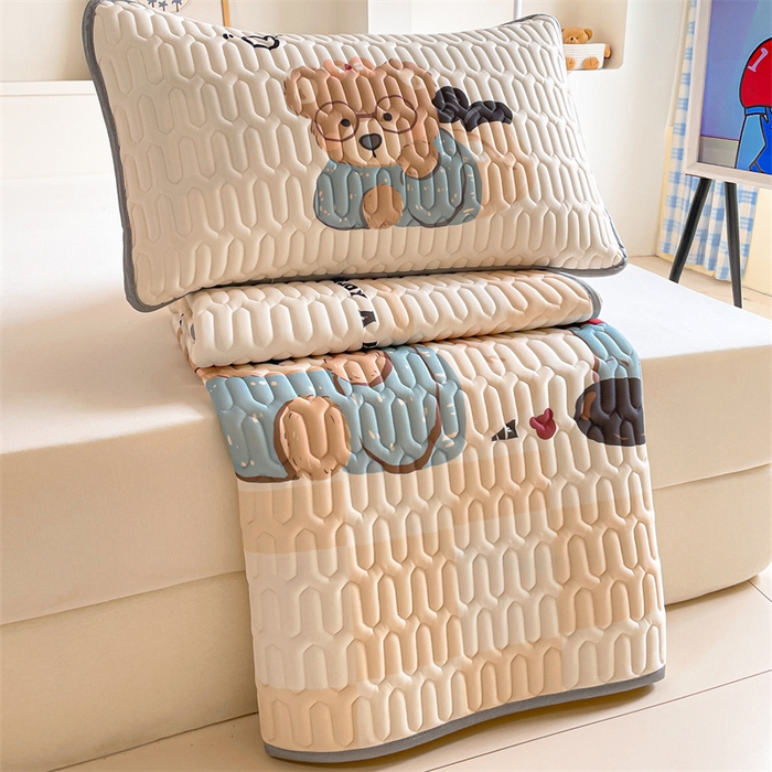 91家纺网 家纺一手货源 找家纺 布卢姆床垫 2025新款A类大版数码凉感丝乳胶凉席 咖啡熊-棕