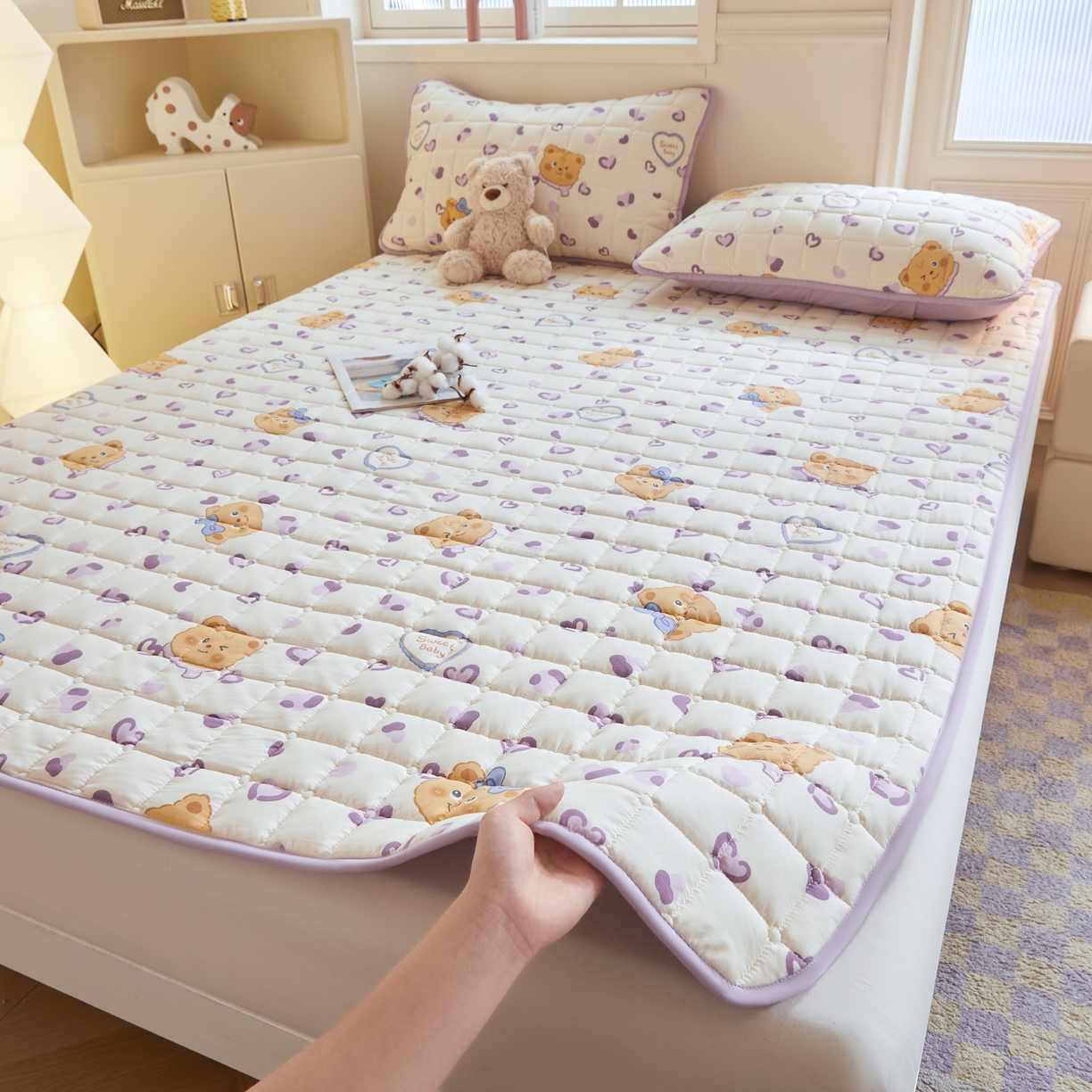 91家纺网 家纺一手货源 找家纺 魅图家纺 2025新款A类云朵棉抗菌棉花床护垫 爱心熊