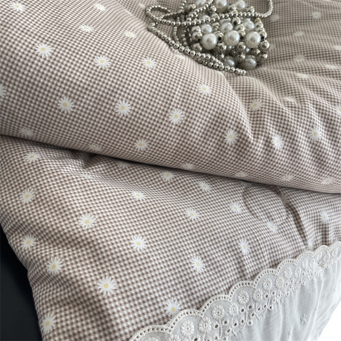91家纺网 家纺一手货源 找家纺 奈萝家纺 奈萝2025新款全棉13372法式花边纯棉夏被春秋被 格子雏菊