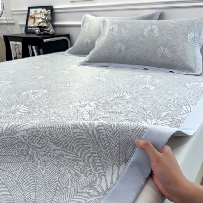 91家纺网 家纺一手货源 找家纺 2025新款牛奶丝提花凉感凉席系列床席款 清风雅韵灰床席款