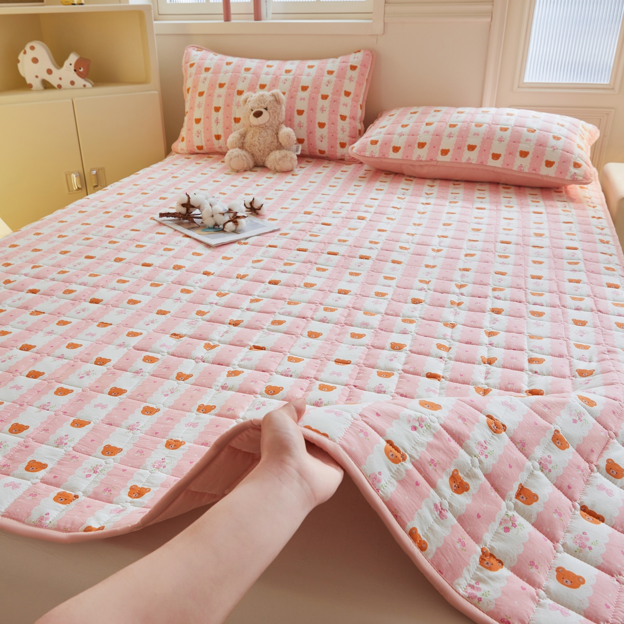 91家纺网 家纺一手货源 找家纺 魅图家纺 2025新款A类云朵棉抗菌棉花床护垫 花恋小熊