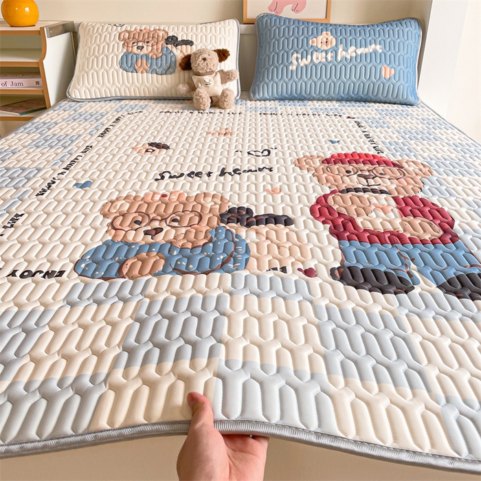 91家纺网 家纺一手货源 找家纺 布卢姆床垫 2025新款A类大版数码凉感丝乳胶凉席 咖啡熊-蓝