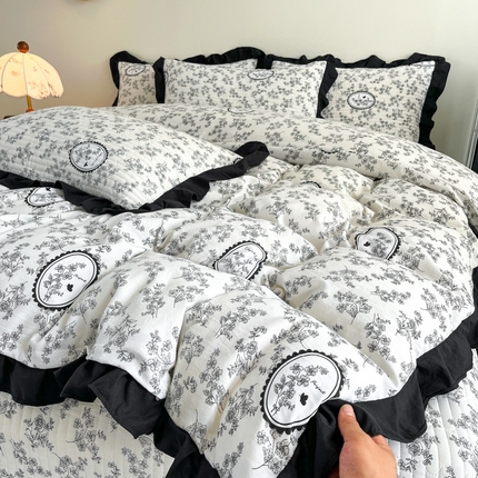 91家纺网 家纺一手货源 找家纺 （总）亿品家纺 2025新款亲肤舒适黑花边床盖四件套