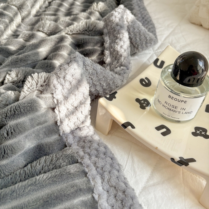 91家纺网 家纺一手货源 找家纺 潮邦创意家居2025新款云朵绒灰边舒绵云朵毯 灰边舒绵云朵毯-灰色