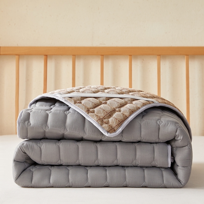 91家纺网 家纺一手货源 找家纺 迪乐妮 2025新款双面可用抑菌冰丝床褥爬爬垫-大床图 绅士灰