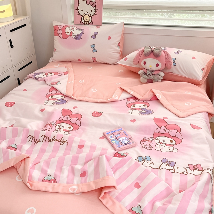 91家纺网 家纺一手货源 找家纺 博雅 2025新款三丽鸥全棉纯棉夏被夏凉被空调被四件套 夏被全棉-草莓条纹美乐蒂