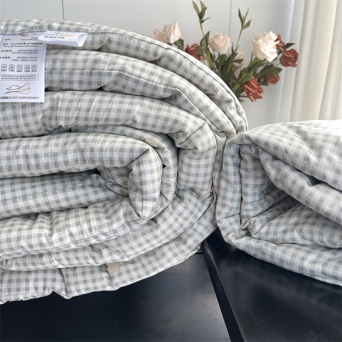 91家纺网 家纺一手货源 找家纺 奈萝家纺 奈萝2025新款全棉13372法式花边纯棉夏被春秋被 格子草莓