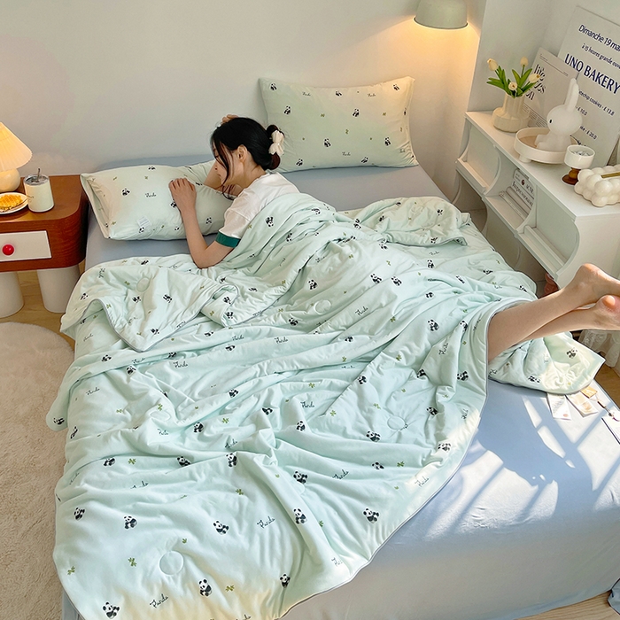 91家纺网 家纺一手货源 找家纺 简爱 2025新款A类针织棉大豆纤维夏被 竹叶小熊